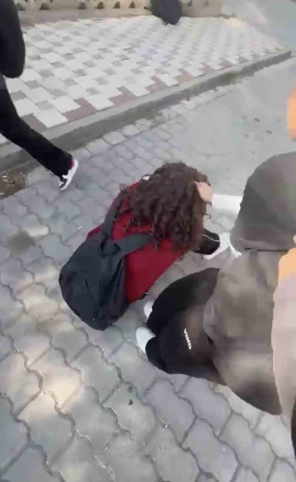 Balıkesir’de okul yakınında kız öğrencilerin kavgası kameraya yansıdı