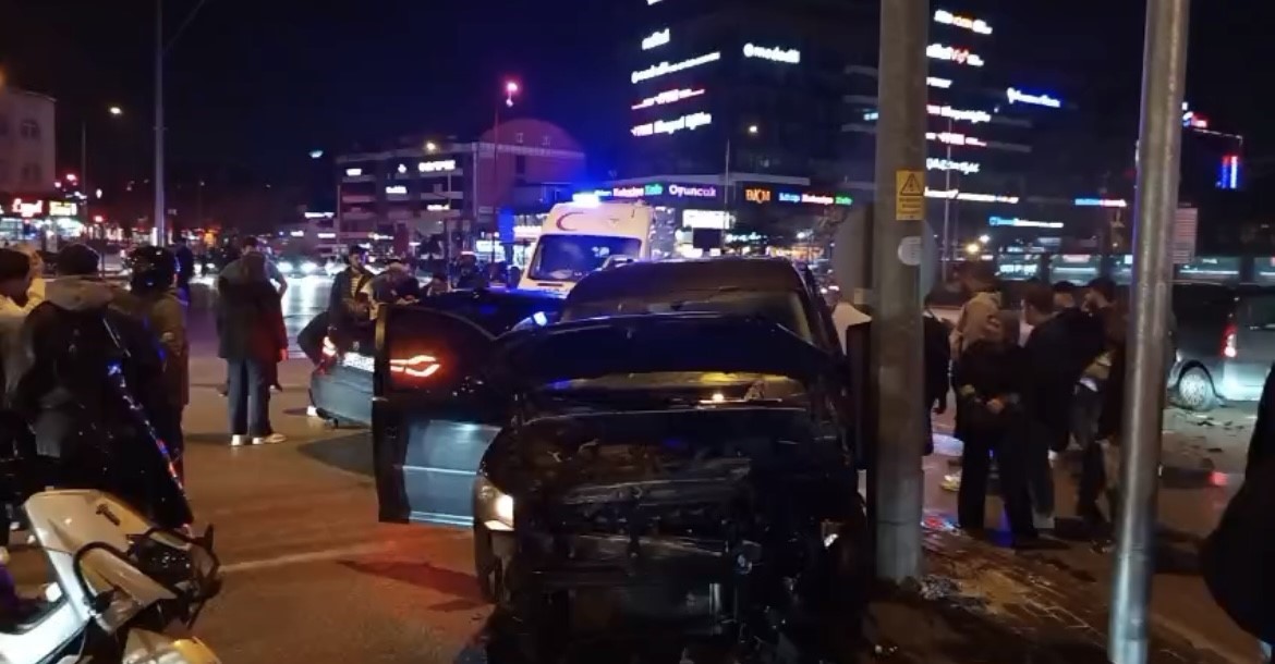Bursa’da hafif ticari araç ile otomobil çarpıştı: 3 yaralı