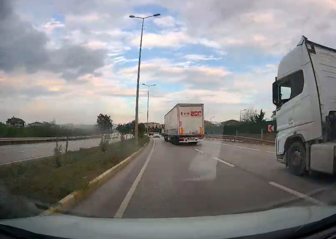 Bandırma’da tırın tehlikeli manevraları araç kamerasına yansıdı
