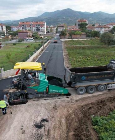 Büyükşehir Belediyesi’nden Sındırgı’da yoğun asfalt mesaisi