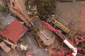 Eyüpsultan’da kazı alanına saplanan kamyon vinç yardımıyla kurtarıldı