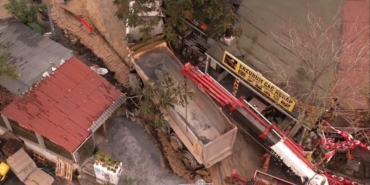 Eyüpsultan’da kazı alanına saplanan kamyon vinç yardımıyla kurtarıldı