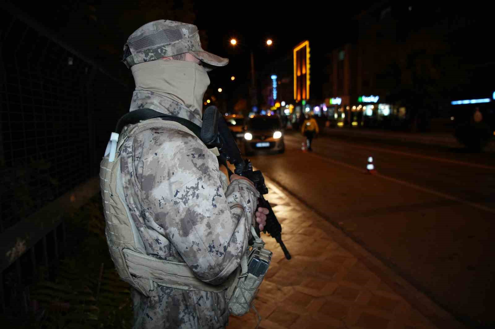 Edirne’de "Huzurlu Sokaklar" uygulaması: Ruhsatsız tabanca ele geçirildi, 15 sürücüye 178 bin TL ceza