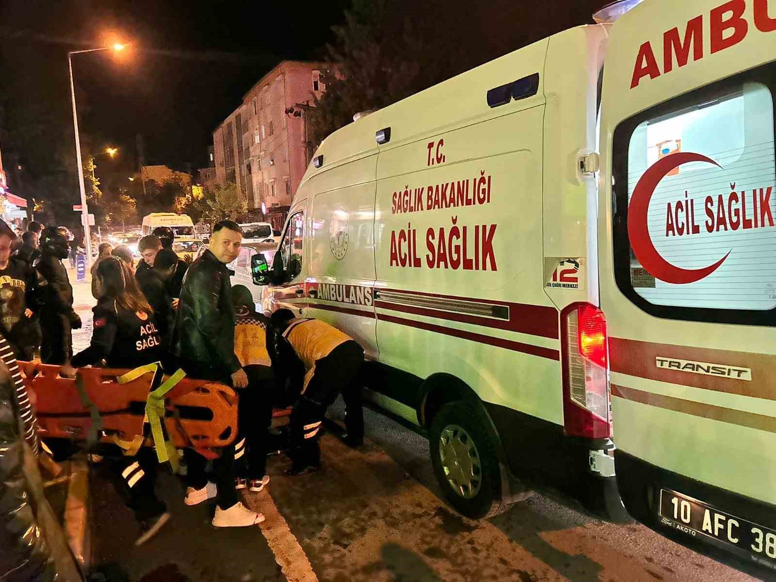 Balıkesir’de motosiklet yayaya çarptı: 2 yaralı