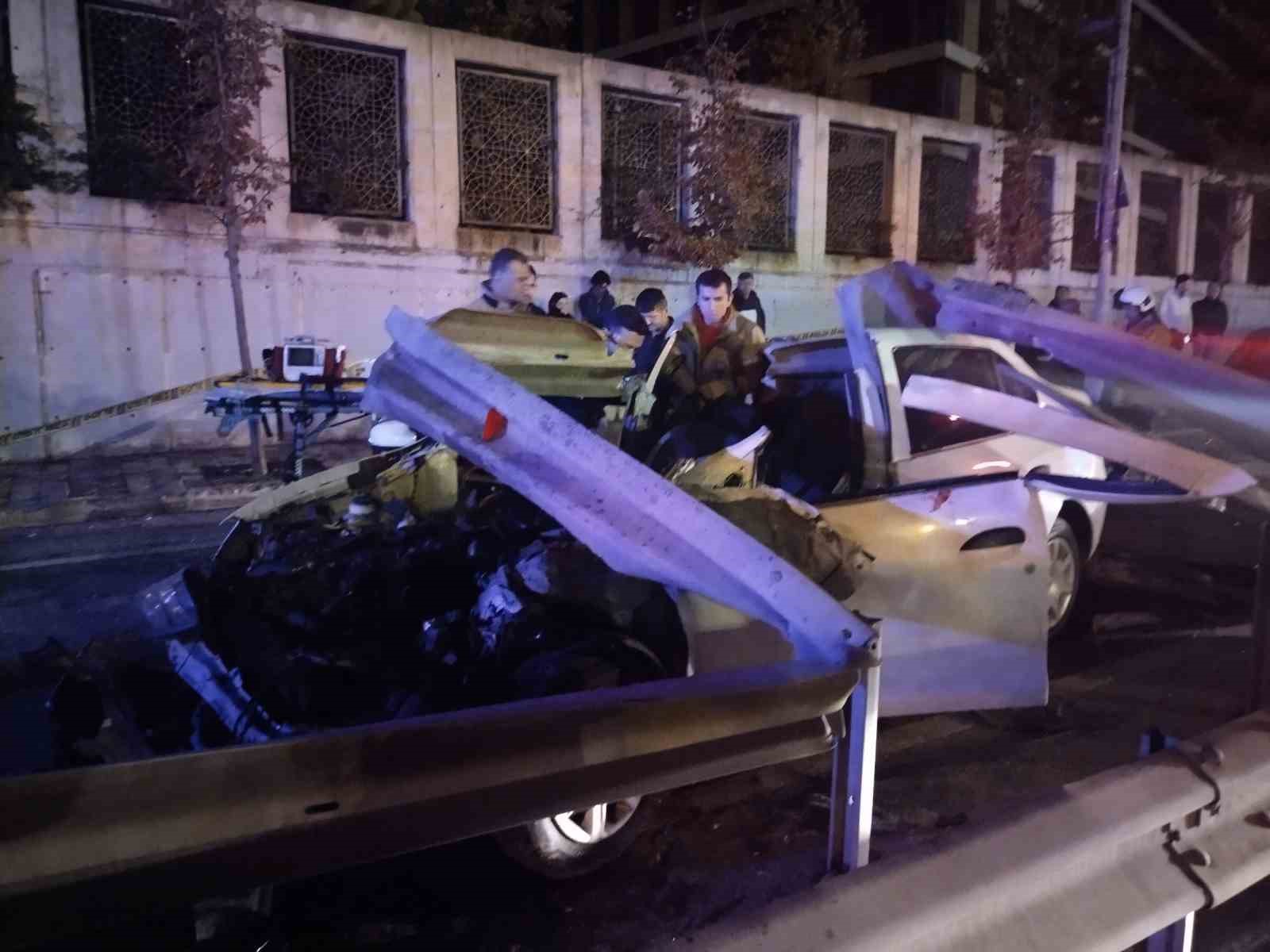 Ümraniye’de kontrolünü kaybeden otomobil bariyere girdi: 1 ölü