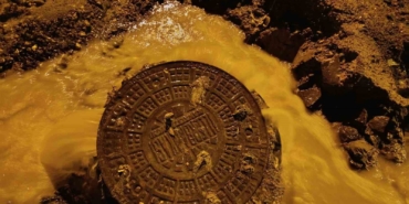 Tekirdağ’da sağanak yağışta altyapı çöktü, rögarlar taştı