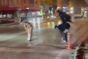 Yaya geçidinden karşıya birdirbir oynayarak geçtiler