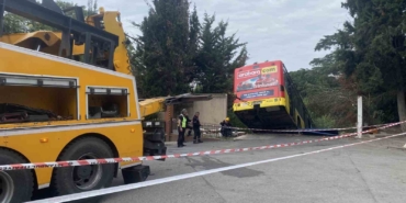 Üsküdar’da el freni çekilmeyen İETT otobüsü sitenin duvarını yıktı