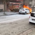 Sultangazi’de park halindeki araç alevlere teslim oldu