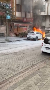 Sultangazi’de park halindeki araç alevlere teslim oldu