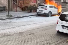 Sultangazi’de park halindeki araç alevlere teslim oldu