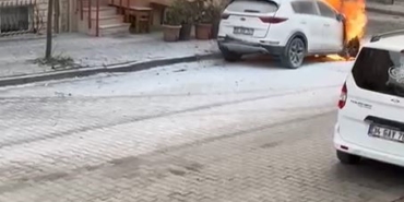 Sultangazi’de park halindeki araç alevlere teslim oldu