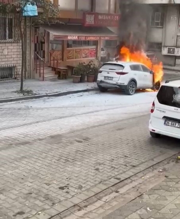 Sultangazi’de park halindeki araç alevlere teslim oldu