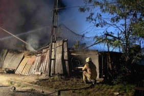 Küçükçekmece’de işyerinde başlayan yangın elektrik tellerine sıçradı, patlalar peş peşe geldi