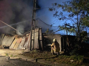 Küçükçekmece’de işyerinde başlayan yangın elektrik tellerine sıçradı, patlalar peş peşe geldi