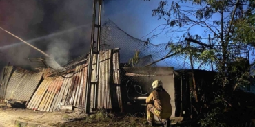 Küçükçekmece’de işyerinde başlayan yangın elektrik tellerine sıçradı, patlalar peş peşe geldi