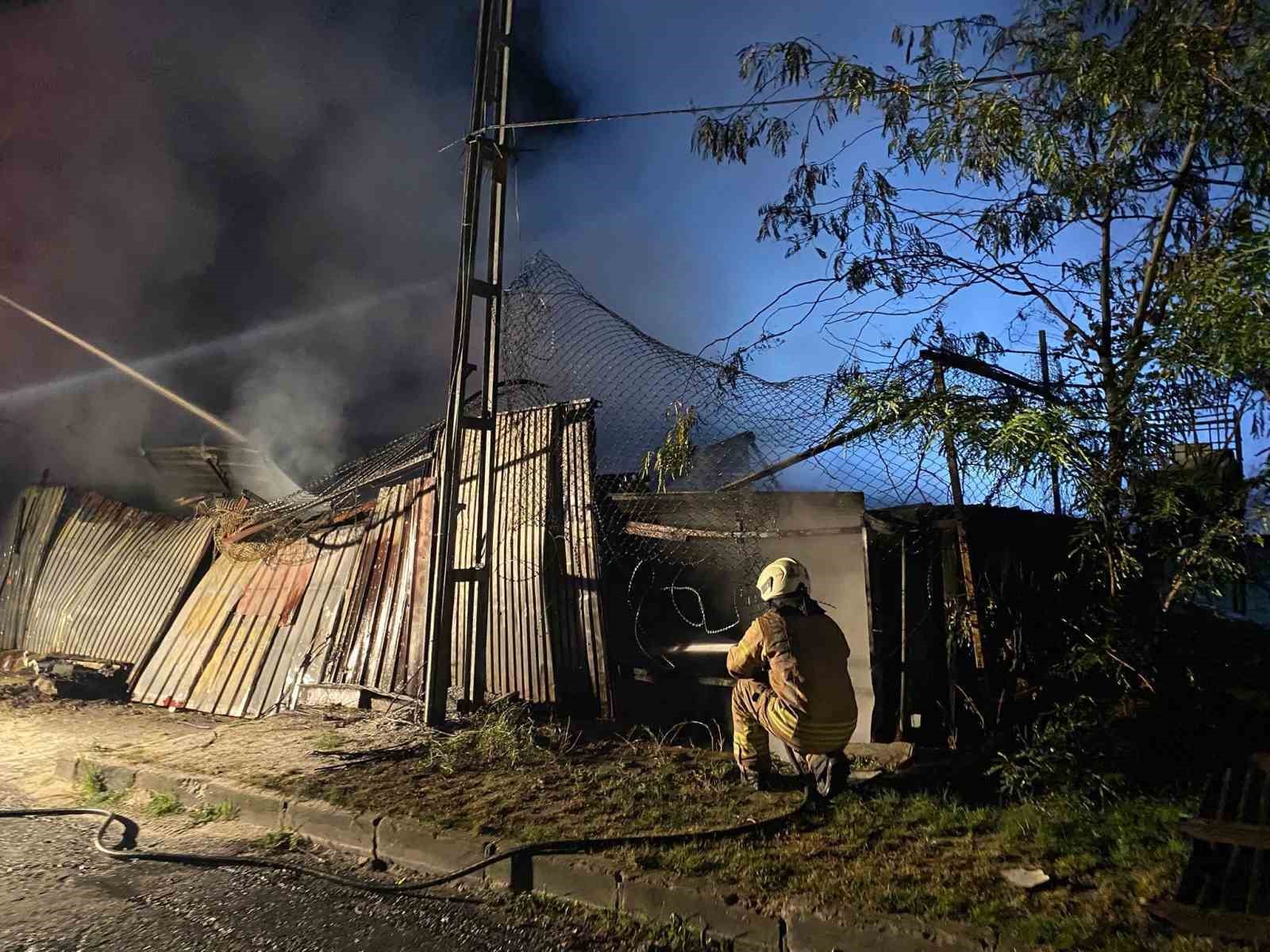 Küçükçekmece’de işyerinde başlayan yangın elektrik tellerine sıçradı, patlalar peş peşe geldi