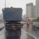 Beylikdüzü’nde hurda yüklü kamyonun tehlikeli yolculuğu kamerada