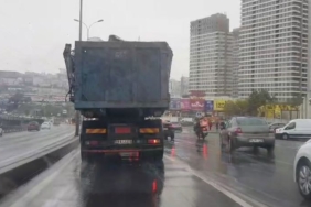 Beylikdüzü’nde hurda yüklü kamyonun tehlikeli yolculuğu kamerada