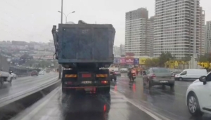 Beylikdüzü’nde hurda yüklü kamyonun tehlikeli yolculuğu kamerada