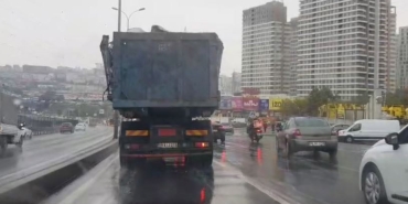 Beylikdüzü’nde hurda yüklü kamyonun tehlikeli yolculuğu kamerada