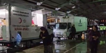 Depremin ardından gelen yağış, sokakta bulunan vatandaşlara zor anlar yaşattı