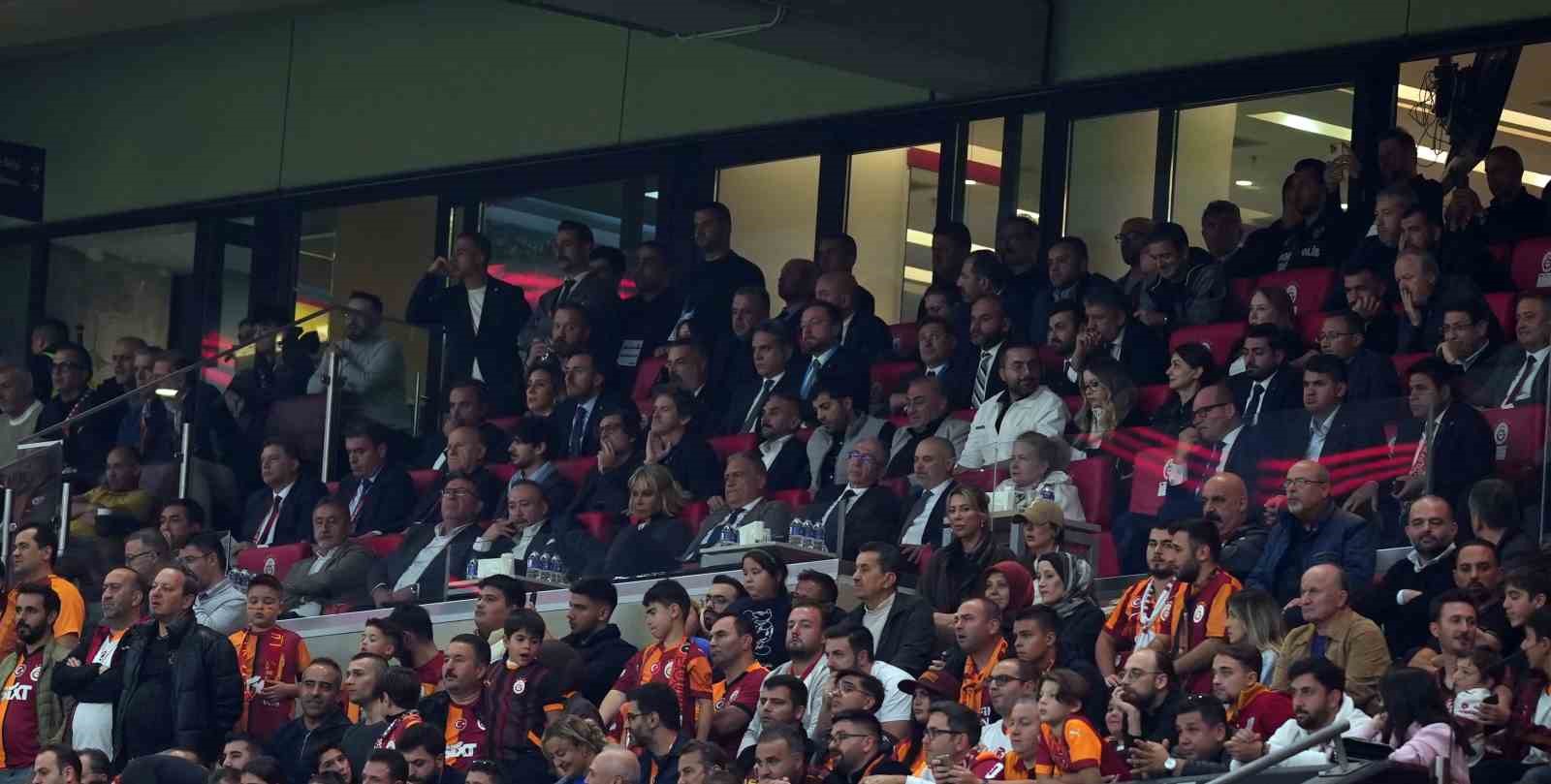 Vincenzo Montella derbiyi stattan takip etti