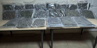 Beyoğlu’nda polisin ‘dur’ ihtarına uymayan motosikletli silahını çöpe sakladı: O anlar kamerada