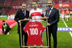 A Milli Takım’da 100. maçına çıkan Hakan Çalhanoğlu’na plaket