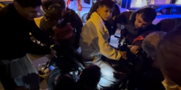 Kaza sonrası genç sürücünün ayağı motosikletin pedal demirine sıkıştı