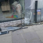 Pendik’te direksiyon hakimiyetini kaybedip dükkana daldı