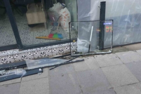 Pendik’te direksiyon hakimiyetini kaybedip dükkana daldı