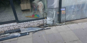 Pendik’te direksiyon hakimiyetini kaybedip dükkana daldı