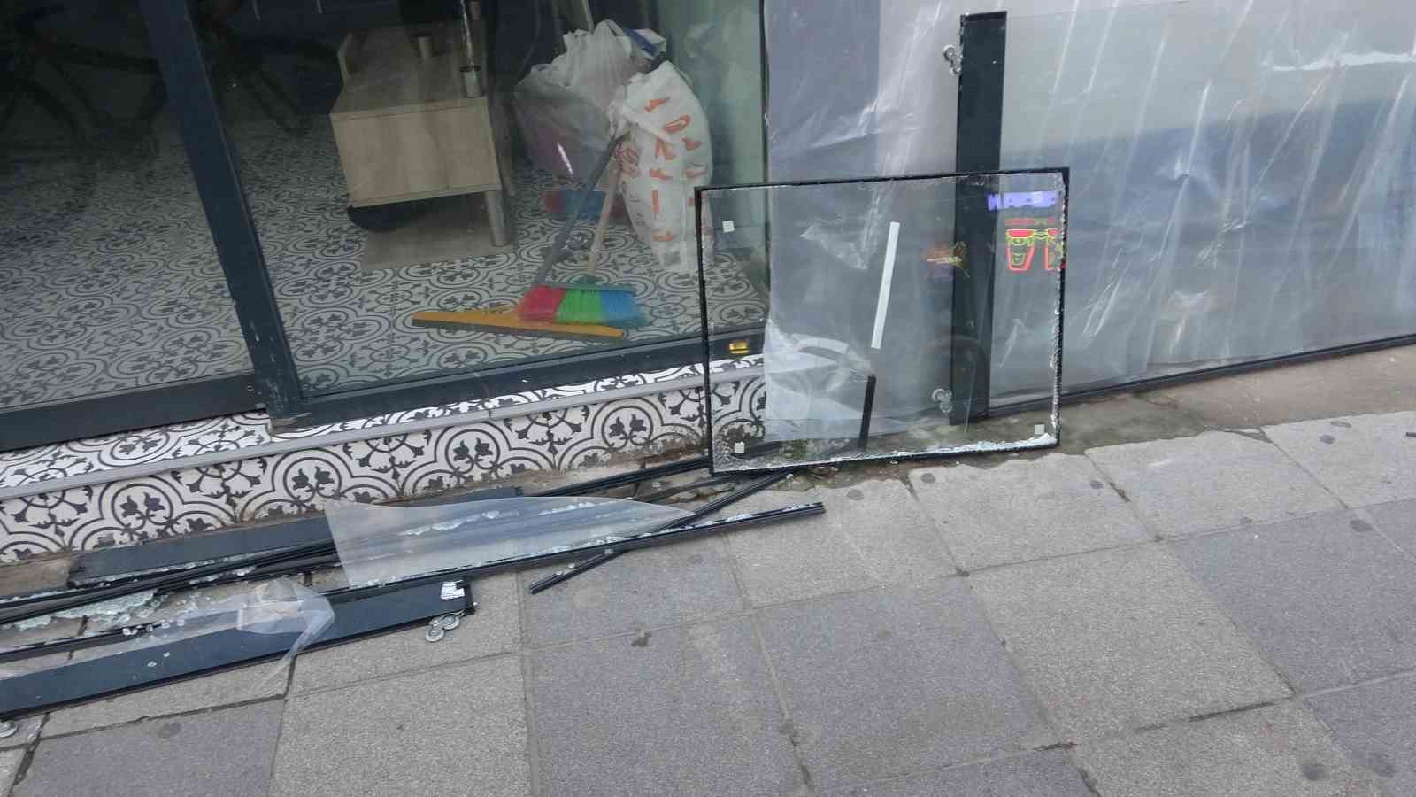 Pendik’te direksiyon hakimiyetini kaybedip dükkana daldı