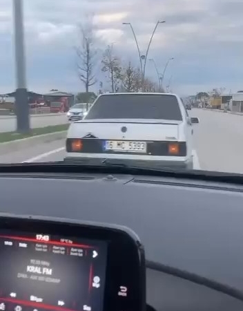 Bursa’da bir otomobil tartıştığı sürücünün önünü kesti