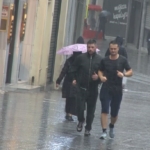Taksim’de etkili olan sağanak yağış vatandaş ve turistlere zor anlar yaşattı
