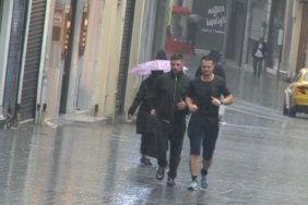 Taksim’de etkili olan sağanak yağış vatandaş ve turistlere zor anlar yaşattı