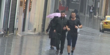 Taksim’de etkili olan sağanak yağış vatandaş ve turistlere zor anlar yaşattı