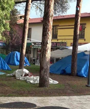 Sındırgı’da depremin ardından halk geceyi sokakta ve çadırlarda geçirdi