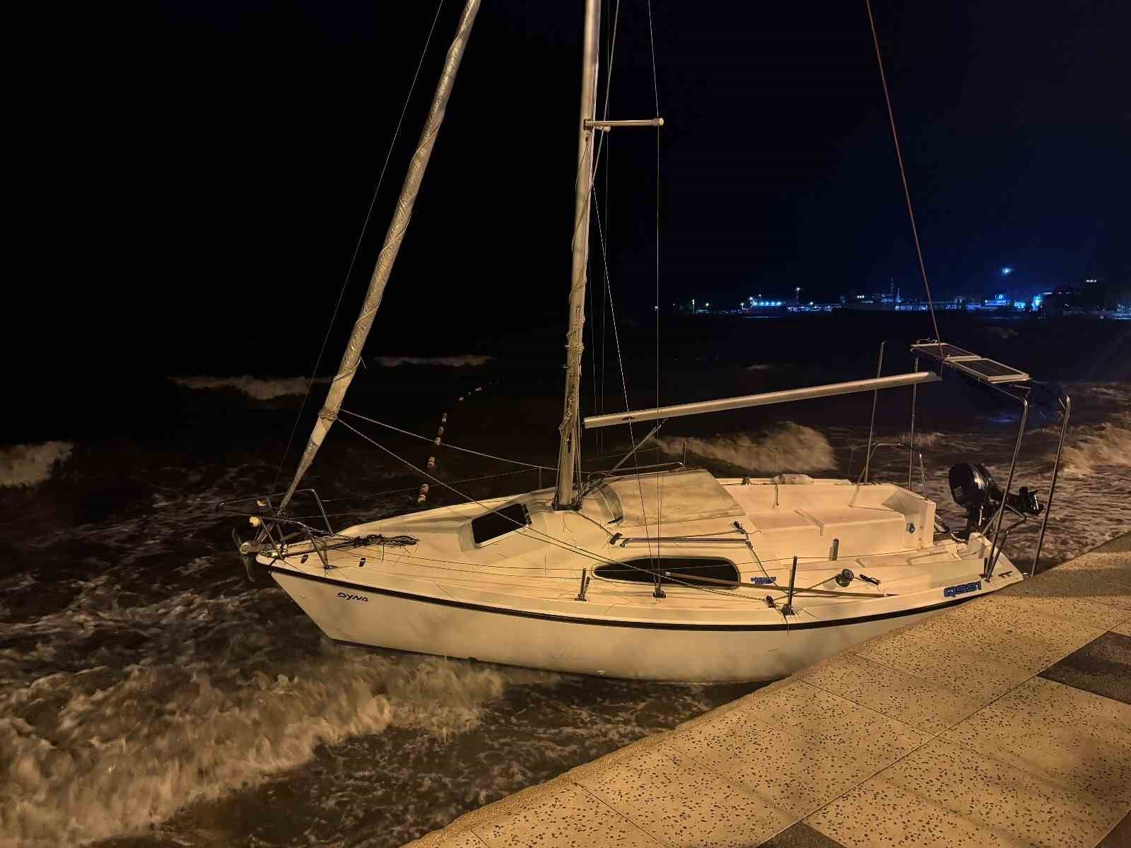 Erdek’te şiddetli lodos etkili oldu: Tekneler sürüklendi