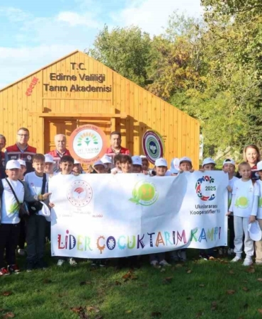 Minik eller toprağa dokundu, üretimin değerini öğrendi