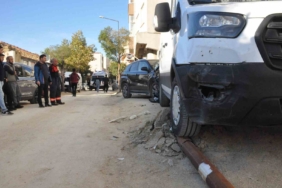 Otomobilin çarptığı kamyonet aydınlatma direğini devirdi: 2 yaralı