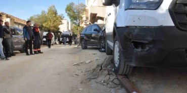 Otomobilin çarptığı kamyonet aydınlatma direğini devirdi: 2 yaralı