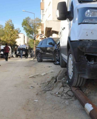 Otomobilin çarptığı kamyonet aydınlatma direğini devirdi: 2 yaralı