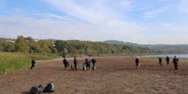 Eşme Sahili’nde temizlik seferberliği