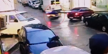 Ters yönden çıkan otomobile çarpmamak için kaza yaptı: O anlar kamerada