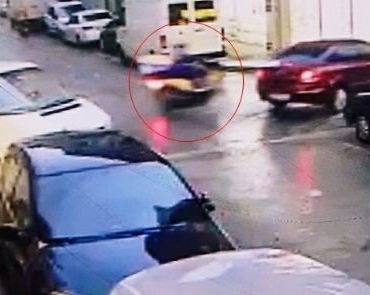 Ters yönden çıkan otomobile çarpmamak için kaza yaptı: O anlar kamerada