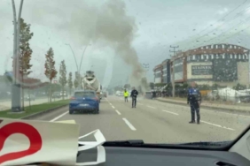 Seyir halinde alev alan otomobile polisler müdahale etti