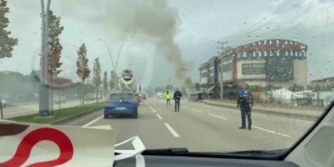 Seyir halinde alev alan otomobile polisler müdahale etti