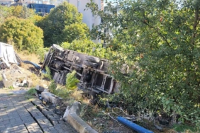 Beşiktaş’ta sürücüsünün navigasyon yönlendirmesiyle yokuş aşağı inen tır kontrolden çıkarak boş araziye devrildi